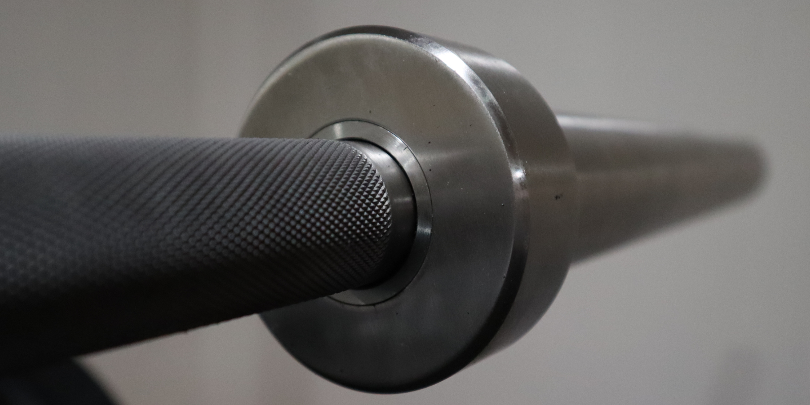 Stainless steel bushing of the Rep Deep Knurl Power Bar EX.